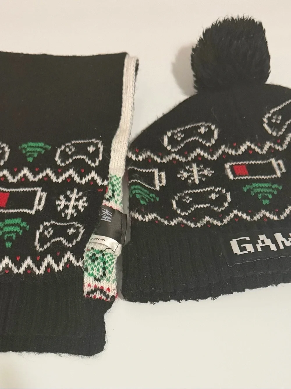 H&M Black Pom Beanie and Scarf Set - Holiday Pattern size 5T-7 years